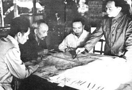 General Võ Nguyên Giáp presents the plan to the Party and State leadership