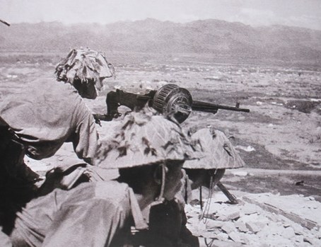 Vietnamese soldiers manning a machine gun overlooking the battlefield